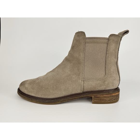 CLARKS Womens Leather Chelsea Boot Arlo 7.5 M Tan Suede Booties Stacked Heel - Picture 1 of 12
